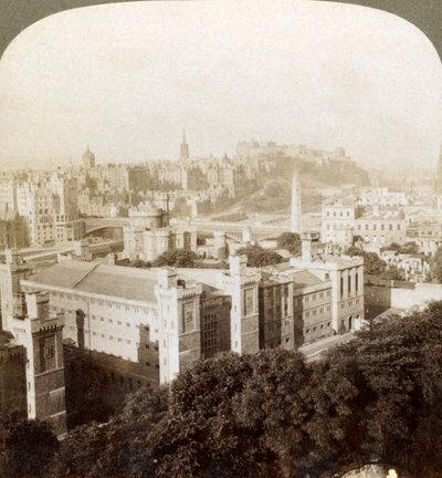 إدنبرة ، من كالتون هيل ، جنوب غرب إلى القلعة ، فوق مقبرة قديمة ، اسكتلندا ، 1902. بواسطة أندروود أند أندروود