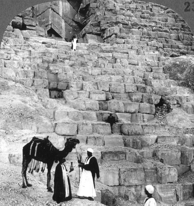 مدخل الهرم الأكبر بالجيزة ، مصر ، 1905. بواسطة أندروود أند أندروود