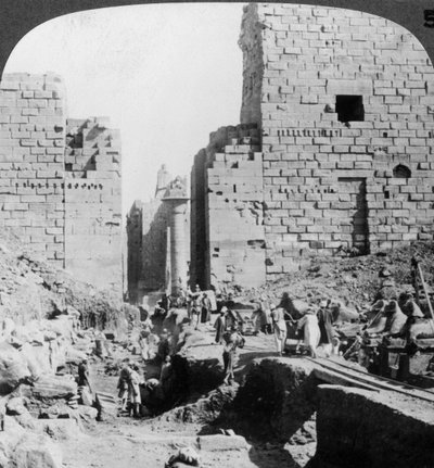 حفر طريق لمعبد الكرنك ، طيبة ، مصر 1905. بواسطة أندروود أند أندروود