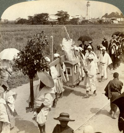 موكب جنازة بوذي غني ، على طريق ساكاي ، يتطلع نحو أوساكا ، اليابان ، 1904. بواسطة أندروود أند أندروود