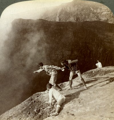 الدخول عبر أبخرة كبريتية إلى أعماق الحفر ، أسو سان ، اليابان ، 1904 بواسطة أندروود أند أندروود