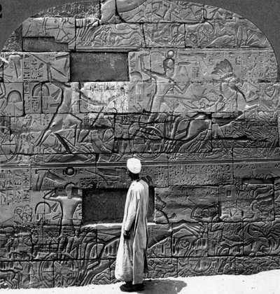 منحوتات حرب كبيرة منحوتة في الجدار في معبد الكرنك ، طيبة ، مصر ، 1905. بواسطة أندروود أند أندروود