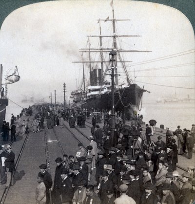 تحية للقادمين الجدد على الرصيف إلى جانب Pacific Mail SS China ، في يوكوهاما ، اليابان ، 1904. بواسطة أندروود أند أندروود