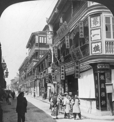 في شارع بيوت الشاي ، شنغهاي ، الصين ، 1901. بواسطة أندروود أند أندروود