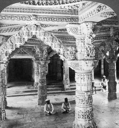 داخل معبد فيمالا ساه ، جبل أبو ، الهند ، 1903. بواسطة أندروود أند أندروود