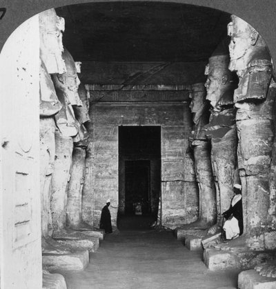 منظر داخلي لمعبد أبو سمبل المحفور في الصخر ، مصر ، 1905. بواسطة أندروود أند أندروود