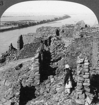 قصر قصر إبريم وإطلالة على النيل في النوبة ، مصر ، 1905. بواسطة أندروود أند أندروود