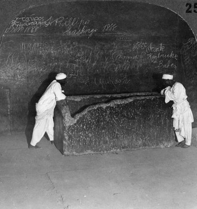 تابوت خفوس ، الذي كسره اللصوص ، في الهرم الأكبر ، مصر ، 1905. بواسطة أندروود أند أندروود