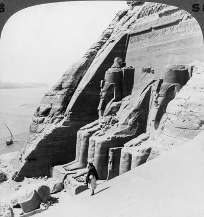 تطل على النهر أمام واجهة معبد أبو سمبل ، مصر ، 1905. بواسطة أندروود أند أندروود
