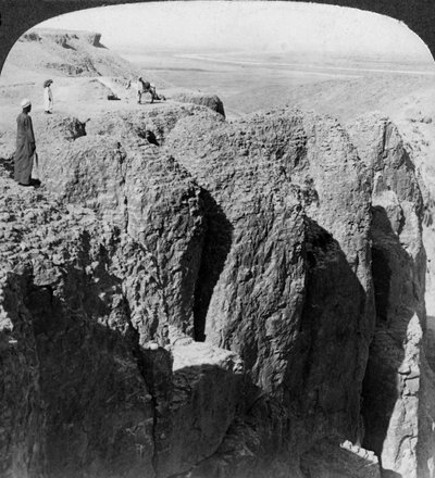 تطل على النيل من حواجز طيبة الغربية ، مصر ، 1905. بواسطة أندروود أند أندروود