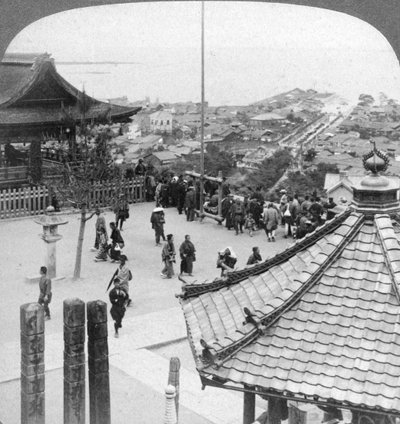 النظر شرقاً من معبد ميلديرا فوق أوتسو وبحيرة بيوا ، اليابان ، 1904. بواسطة أندروود أند أندروود