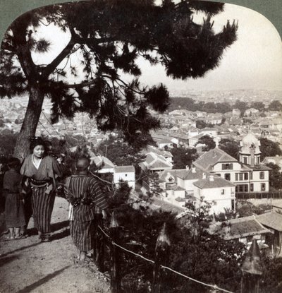 بالنظر إلى الجنوب الشرقي من مرتفعات الصنوبر المتوجة لـ Suwa-yama فوق كوبي ، اليابان ، 1904 بواسطة أندروود أند أندروود
