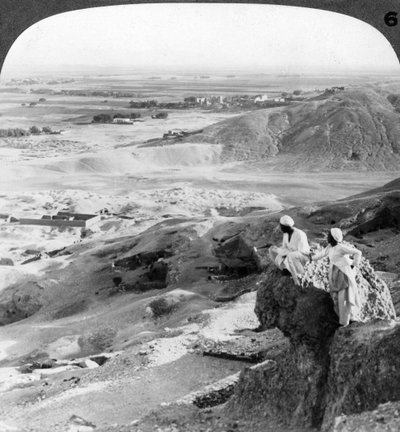تطل جنوبًا على سهل طيبة ومعابد مدينة هابو ، مصر ، 1905. بواسطة أندروود أند أندروود