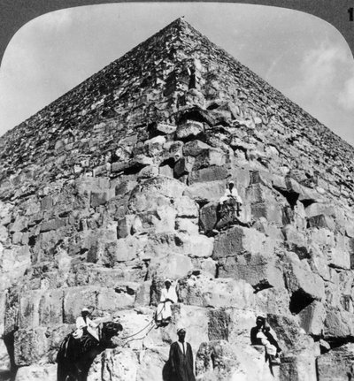 النظر إلى الزاوية الشمالية الشرقية من الهرم الأكبر ، مصر ، 1905. بواسطة أندروود أند أندروود