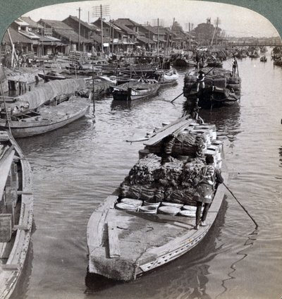 بالنظر إلى الغرب من جسر نيهون باشي ، باتجاه وسط طوكيو ، اليابان ، 1904 بواسطة أندروود أند أندروود