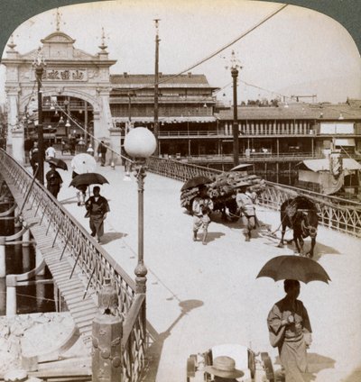النظر غربًا فوق نهر كامو كاموجاوا عند جسر شيجو ، كيوتو ، اليابان ، 1904. بواسطة أندروود أند أندروود