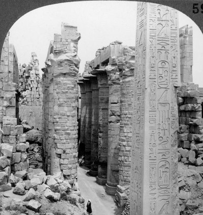 الممر الأوسط للقاعة الكبرى ومسلة تحتمس الأول ، معبد في الكرنك ، طيبة ، مصر ، 1905. بواسطة أندروود أند أندروود