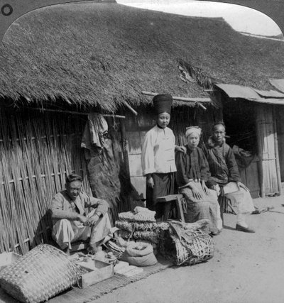 متجر محلي وعملاء ، بالقرب من موجوك ، شمال بورما ، ج 1900. بواسطة أندروود أند أندروود