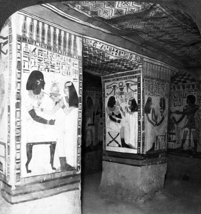 غرفة المقبرة المرسومة محفورة في صخرة المنحدرات في طيبة ، مصر ، 1905. بواسطة أندروود أند أندروود