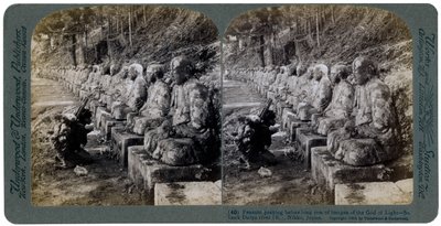 صلاة الفلاحين أمام صف من تماثيل إله النور ، نهر دايا ، نيكو ، اليابان ، 1904. بواسطة أندروود أند أندروود