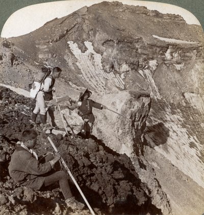 تطل النظرات من الحمم البركانية إلى أسفل فوهة بركان جبل فوجيس فوجي ياماس ، اليابان ، 1904. بواسطة أندروود أند أندروود