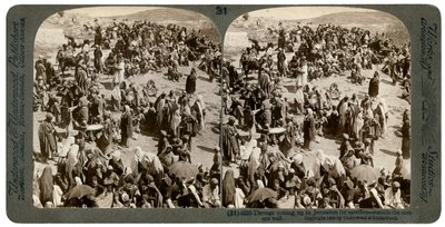 أشخاص يأتون من القدس للتضحية خارج الجدار الشرقي ، 1900. بواسطة أندروود أند أندروود