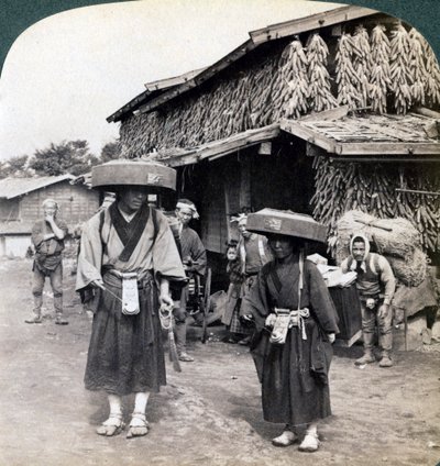 متسولون من الحجاج يضربون الصنوج الصغيرة بالقرب من بحيرة كاواجوتشي باليابان 1904 بواسطة أندروود أند أندروود