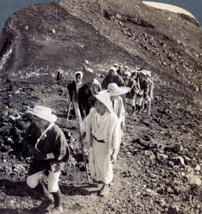 الحجاج في نهاية صعودهم لجبل فوجي فوجيياما ، اليابان ، 1904. بواسطة أندروود أند أندروود