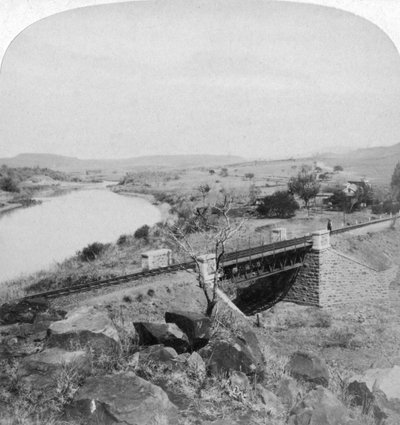 جسر بوم بوم ومحطة تلغراف مقر بوير ، نهر توجيلا ، ناتال ، جنوب أفريقيا ، 1901. بواسطة أندروود أند أندروود