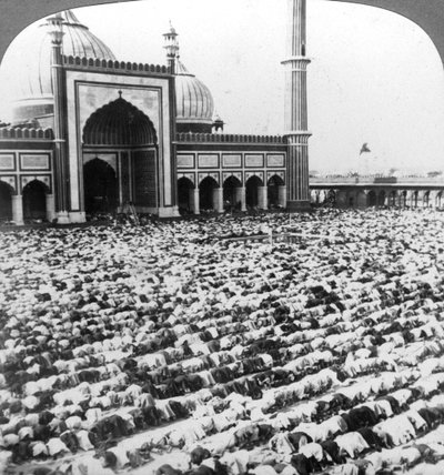 الصلاة في مسجد جمعة ، دلهي ، الهند ، 1904. بواسطة أندروود أند أندروود