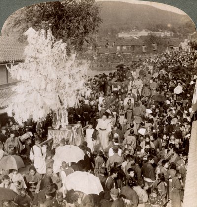 موكب شنتو يحمل أشياء مقدسة فوق جسر إلى المتحف الإمبراطوري ، كيوتو ، اليابان ، 1904. بواسطة أندروود أند أندروود