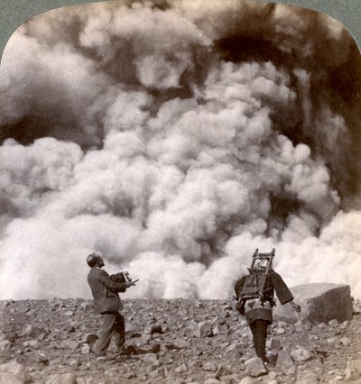 انفجار بركاني مفاجئ في فوهة جبل أساما أساماياما ، اليابان ، 1904. بواسطة أندروود أند أندروود
