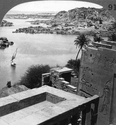 سد أسوان كما يظهر من معبد الفيلة ، مصر ، 1905. بواسطة أندروود أند أندروود