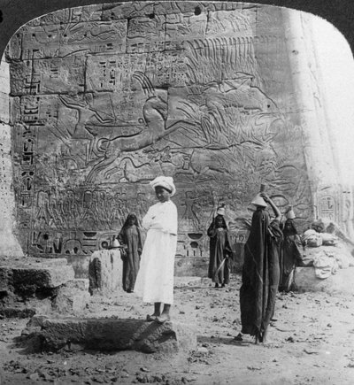 صيد الثور البري ، المنحوت على جدار مؤقت في مدينة هابو ، طيبة ، مصر ، 1905. بواسطة أندروود أند أندروود
