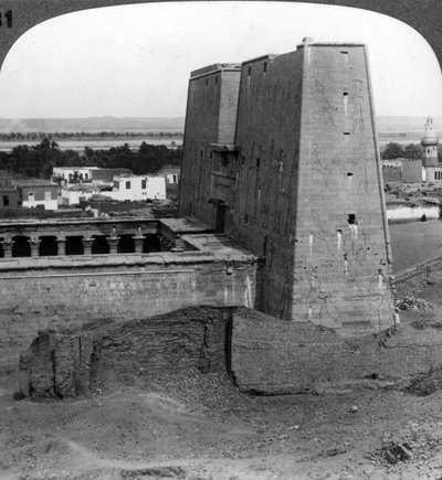 الصرح والداخلي لمعبد حورس في إدفو ، مصر ، 1900. بواسطة أندروود أند أندروود