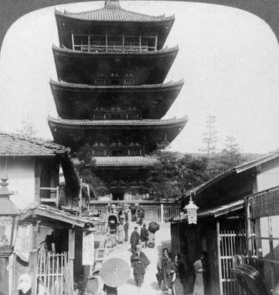 الجانب الغربي من Yasaka Pagoda المكون من خمسة طوابق ، كيوتو ، اليابان ، 1904. بواسطة أندروود أند أندروود