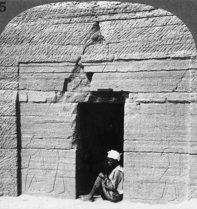 مقبرة حرخوف ، بارون حدودي في أيام بناة الهرم ، أسوان أسوان ، مصر ، 1905. بواسطة أندروود أند أندروود