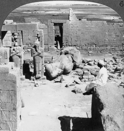 منظر من الرامسيوم جنوب شرق سهل طيبة ، مصر ، 1905. بواسطة أندروود أند أندروود