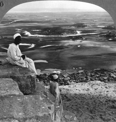 مشهد من قمة الهرم الأكبر ، الجيزة ، مصر ، 1905. بواسطة أندروود أند أندروود