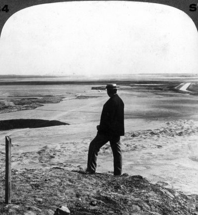 مشاهدة زوبعة رملية من أعلى هرم حوارة ، مصر ، 1905. بواسطة أندروود أند أندروود