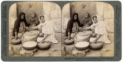 امرأة تطحن في الطاحونة ، فلسطين ، 1900. بواسطة أندروود أند أندروود