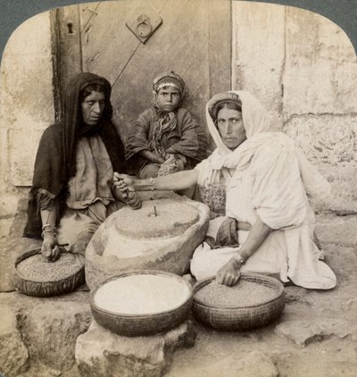 امرأة تطحن في الطاحونة ، فلسطين ، 1900. بواسطة أندروود أند أندروود