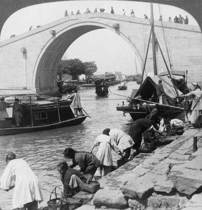 جسر وو مين والقناة الإمبراطورية الكبرى ، سو تشاو سوتشو ، الصين ، 1900. بواسطة أندروود أند أندروود