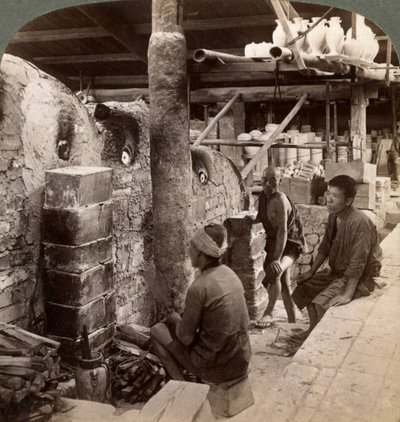عمال يشاهدون أفران مليئة بخزف عواطة ، أعمال كينكوسان ، كيوتو ، اليابان ، 1904 بواسطة أندروود أند أندروود