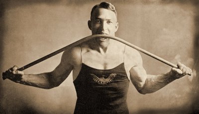 رجل قوي من كاليفورنيا السيد PA Linebarger ينحني قضيب حديدي بأسنانه ، سان فرانسيسكو عام 1922 بواسطة غير معروف