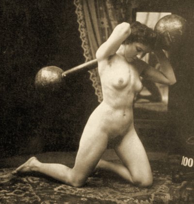 أنثى عارية تمارس التمارين مع الكرة الأرضية ، c.1900 (صورة بني داكن) بواسطة غير معروف