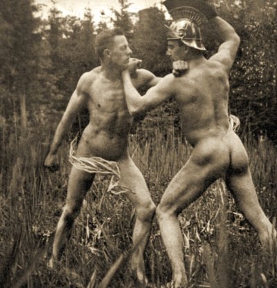 معركة قتالية مع خوذة رومانية ، ج .1910 (صورة بني داكن) بواسطة غير معروف