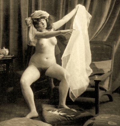 أنثى جالسة عارية بعمامة وحجاب ، c.1900 (صورة بني داكن) بواسطة غير معروف