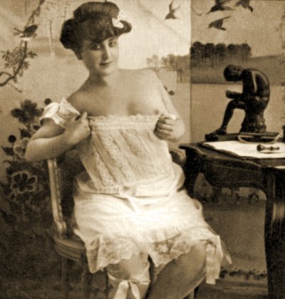 امرأة شابة تعرض قميصًا مزركشًا ، c.1900 بواسطة غير معروف