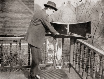 أرشيبالد مونتغمري لو مع مقياس السمع ، من Master Minds of Modern Science ، نشر عام 1930 بواسطة غير معروف
